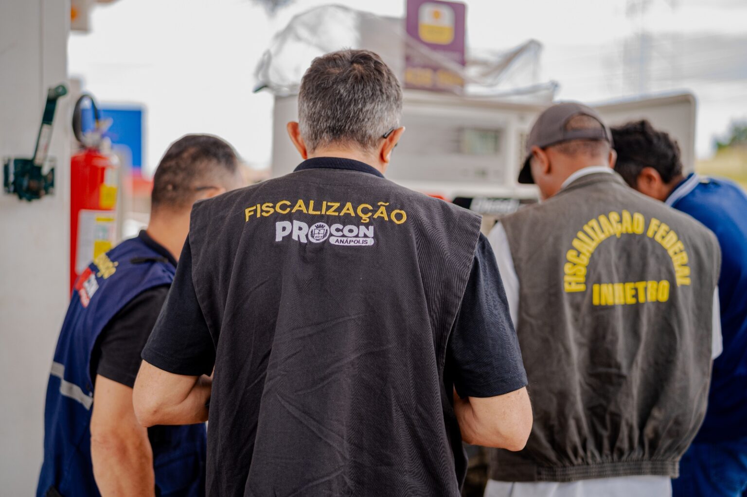 Procon e Inmetro realizam operação “Olho na Bomba” fiscalizando postos de combustíveis em Anápolis