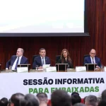 Presidente do TSE defende urna eletrônica em reunião com embaixadores