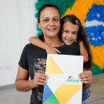 Governo de Goiás entrega escrituras de casas a custo zero em Faina