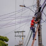 Empresas se unem ao trabalho da Prefeitura na retirada e organização de fios em Anápolis; veja as mais atuantes